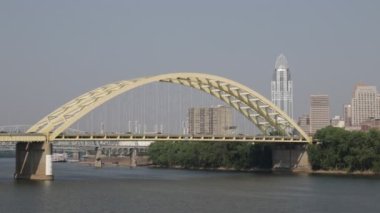 Cincinnati - 8 Haziran 2023: Cincinnati Skyline Büyük Amerikan Kulesi ve Daniel Carter Sakal Köprüsü de dahil olmak üzere Riverfront boyunca. 30 Saniye Şarjörü.