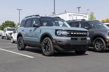 Zionsville - 10 Haziran 2023 Ford Bronco sergisi. Bronkolar temel modelle geliyor ya da Ford 'un sokak ve off-road kullanımı için 200 kadar aksesuarı var..