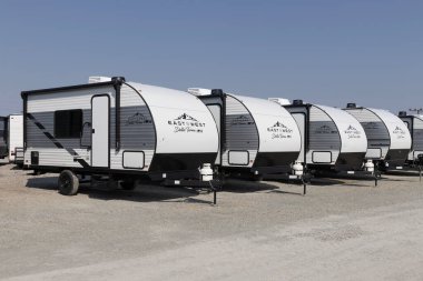 Bunker Hill - 8 Nisan 2023 Doğu Della Terra Travel Trailer. East To West, Forest River RV 'nin bir parçası ve Berkshire Hathaway' in yan kuruluşu..
