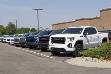 Carmel - 10 Haziran 2023: kullanılmış GMC Truck ve SUV vitrini. Mevcut arz sorunlarıyla, GMC talebi karşılamak için çok sayıda konut otomobili alıp satıyor.