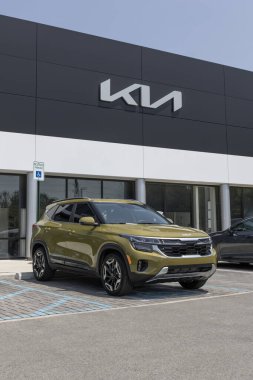 Indianapolis - 10 Haziran 2023: Kia Seltos bir galeride sergileniyor. Kia, Seltoları LX, S, EX, Geceçöküşü ve SX modellerinde sunar..