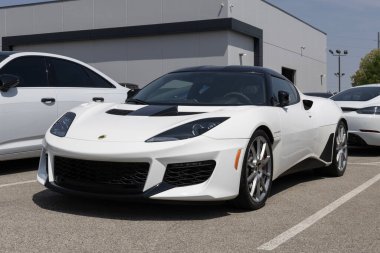 Indianapolis - 10 Haziran 2023: Lotus Evora GT bir galeride sergileniyor. Lotus, Evora GT 'ye süper şarjlı V6 motoru sunuyor..