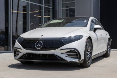 Indianapolis - 10 Haziran 2023: Mercedes-Benz EQS 580 4MATIC Sedan bir galeride sergilenmektedir. Mercedes EQS 580 'e 516 beygir gücünde elektrikli motor sunar..