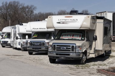Lafayette - 9 Nisan 2023: Bir galeride kiralık karavan konutları. Bir karavan kiralamak ülkeyi gezmenin etkili bir yoludur..