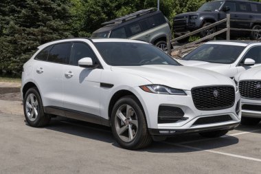 Indianapolis - 10 Haziran 2023: Kullanılmış Jaguar F-PACE SUV sergilenmektedir. Mevcut tedarik sorunlarıyla, Jaguar talebi karşılamak için birçok kontörlü araba satıyor..