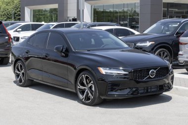 Indianapolis - 10 Haziran 2023: Volvo S60 Şarj Eklentisi Hibrit Ekranı. Volvo Momentum, Yazıt ve R-Design modellerinde S60 sunar.