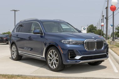 Lafayette - 18 Haziran 2023: Kullanılmış BMW X7 xDrive40i bir galeride sergilenmektedir. Arz sorunlarıyla, BMW talebi karşılamak için kontörlü araba alıp satıyor.