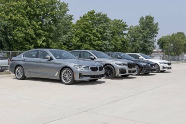 Lafayette - 18 Haziran 2023: BMW 530i ve 750i bir galeride sergilenmektedir. BMW, otomobil ve ciplerinin benzin, elektrik ve hibrit versiyonlarını sunuyor.