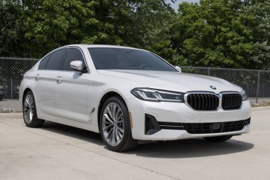 Lafayette - 18 Haziran 2023: BMW 530i bir galeride sergileniyor. BMW 530i 'yi Sedan veya xDrive Sedan modellerinde sunar.