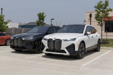 Lafayette - 18 Haziran 2023: BMW iX xDrive50 EV elektrikli araç sergisi bir galeride. BMW iX xDrive50 'ye 300 mil menzili sunar.