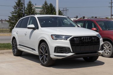 Lafayette - 21 Haziran 2023: Audi Q7 bir galeride sergileniyor. Audi, Premium, Premium Plus ve Prestige modellerinde Q7 'yi sunuyor..