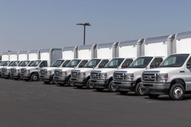 Brownsburg - 24 Haziran 2023: Ford E-450 Cutaway nakliye kamyonu. Ford E-450 7.3L V8 Premium-Rated Engine ile standart gelir..