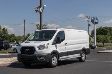 Brownsburg - 24 Haziran 2023: Ford Transit Kargo bir galeride sergileniyor. Ford Transit, Kargo, Ekip ve Yolcu modellerinde mevcuttur..