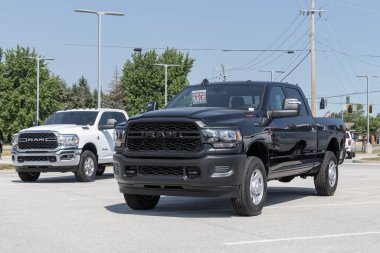 Brownsburg - 24 Haziran 2023 Ram 3500 ve 2500 kamyonet bir galeride sergileniyor. Stellantis 3500 ve 2500 benzinli ya da dizel motorlu.