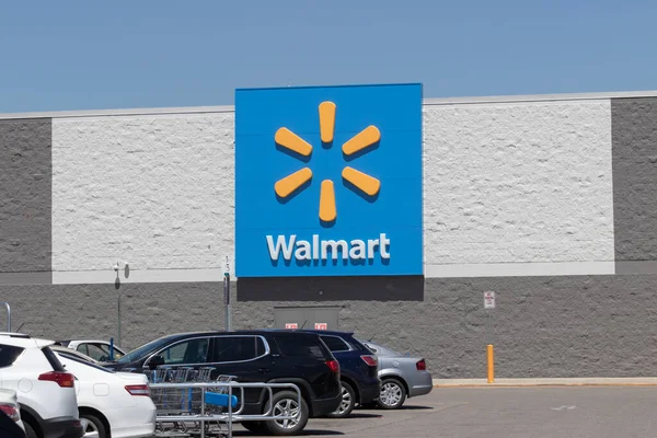 Brownsburg Ιουνίου 2023 Walmart Έκπτωση Λιανοπωλητή Walmart Προσφέρει Προϊόντα Τοπικά — Φωτογραφία Αρχείου
