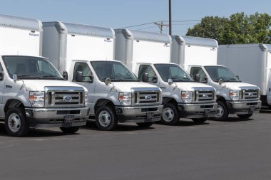 Brownsburg - 24 Haziran 2023: Ford E-450 Cutaway nakliye kamyonu. Ford E-450 7.3L V8 Premium-Rated Engine ile standart gelir..