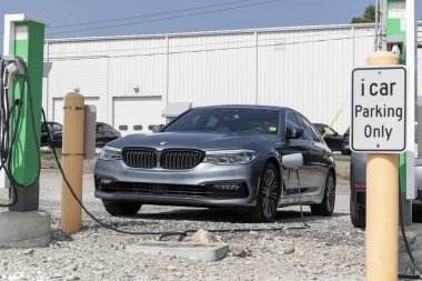 Indianapolis - 4 Temmuz 2023: BMW 530 bir galeride sergileniyor. BMW 530 e 'yi 5 Serisi sedan' ın hibrid varyantı olarak sunar..
