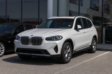 Indianapolis - 4 Temmuz 2023: BMW X3 SUV bir galeride sergileniyor. BMW X3 'ü M40i, sDrive30i veya xDrive40i modellerinde sunar.