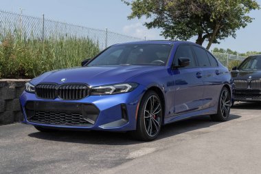 Indianapolis - 4 Temmuz 2023: BMW 330i Sedan bir galeride sergileniyor. BMW 330i 'yi sedan ya da xDrive Sedan olarak sunar.
