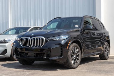 Indianapolis - 4 Temmuz 2023: BMW X5 xDrive40i bir galeride sergileniyor. BMW X5 'i sDrive40i, xDrive50e, M80i ve M yarışma modellerinde sunar.