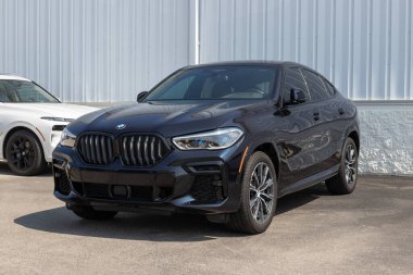 Indianapolis - 4 Temmuz 2023: BMW X6 M sergisi bir galeride. BMW X6 'yı M60i veya xDrive40i modellerinde sunar.