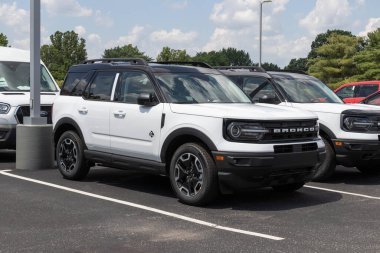 Kokomo - 4 Temmuz 2023: Ford Bronco sergisi. Bronkolar temel modelle geliyor ya da Ford 'un sokak ve off-road kullanımı için 200 kadar aksesuarı var..