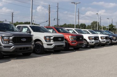 Indianapolis - 4 Temmuz 2023: Ford F-150 bir galeride sergileniyor. Ford F150 XL, XLT, Lariat, King Ranch, Platinum ve Limited modellerinde mevcuttur..