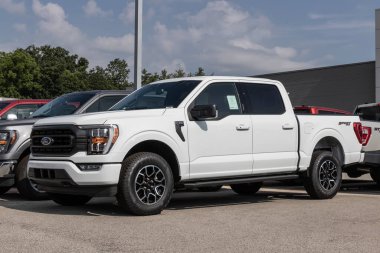 Indianapolis - 4 Temmuz 2023: Ford F-150 bir galeride sergileniyor. Ford F150 XL, XLT, Lariat, King Ranch, Platinum ve Limited modellerinde mevcuttur..