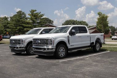 Kokomo - 4 Temmuz 2023: Ford F-250 Süper Görev Ekibi Taksisi bir galeride sergileniyor. Ford F250 hizmet modelleri sunar.