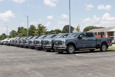 Kokomo - 4 Temmuz 2023: Ford F-250 Süper Görev Ekibi Taksisi bir galeride sergileniyor. Ford F250 hizmet modelleri sunar.