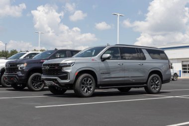 Indianapolis - 4 Temmuz 2023 Chevrolet Suburban bir galeride sergileniyor. Chevy Suburban 'ı LS, LT, RST, Z71 Premier ve High Country modelleriyle sunar..