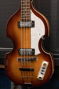 Indianapolis - 4 Temmuz 2023 Hofner Keman Bas 'ı Paul McCartney yaptı. Hofner kemana benzeyen gitar ve baslar üretiyor..