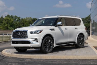 Indianapolis - 4 Temmuz 2023: Infiniti QX80 sergisi bir galeride. Infiniti, Luxe, Premium ve Duyusal modellerde QX80 sunar.