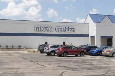 Indianapolis - 4 Temmuz 2023: Micro Center perakende bilgisayar mağazasının yeri. Mikro Merkez önde gelen bir bilgisayar, bilişim ve elektronik cihaz tedarikçisidir..
