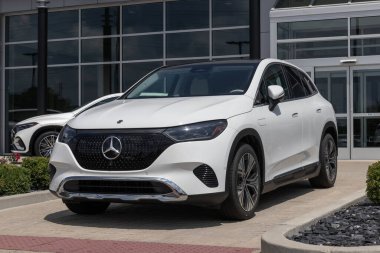 Indianapolis - 4 Temmuz 2023 Mercedes Benz EQE 350 4MATIC SUV sergisi. Mercedes, EQE 350 'ye 253 mil uzunluğunda atış alanı sunuyor..