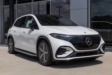 Indianapolis - 4 Temmuz 2023 Mercedes Benz EQS 450 4MATIC sergisi. Mercedes, EQS 450 'ye 405 mil uzunluğunda bir atış alanı sunuyor..