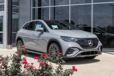 Indianapolis - 4 Temmuz 2023 Mercedes Benz EQE 500 4MATIC SUV bir galeride sergilenmektedir. Mercedes EQE 500 'e 269 mil uzunluğunda atış alanı sunuyor..