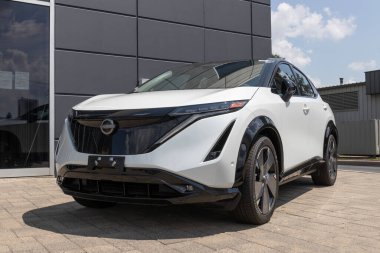 Indianapolis - 4 Temmuz 2023: Nissan Ariya EV bir galeride sergileniyor. Nissan, Ariya 'ya yeni bir elektrikli arazi aracı teklif ediyor..