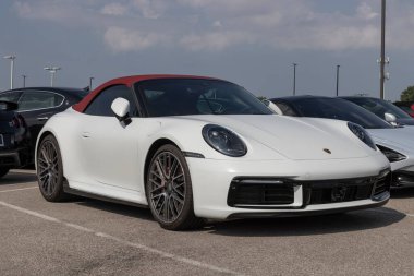 Indianapolis - 4 Temmuz 2023: Porsche 911 Üstü açık araba galerisinde. Porsche 911 'i Coupe ya da üstü açık modellerle sunuyor..