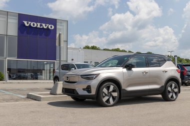 Indianapolis - 4 Temmuz 2023: Volvo XC40 İkiz AWD 'yi bir galeride yeniden şarj etti. Volvo Core, Plus ve Ultimate modeller XC40 sunar.