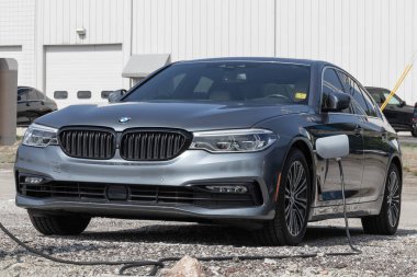 Indianapolis - 4 Temmuz 2023: BMW 530 bir galeride sergileniyor. BMW 530 e 'yi 5 Serisi sedan' ın hibrid varyantı olarak sunar..