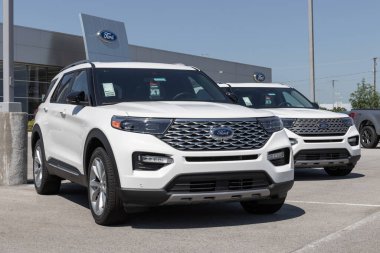 Muncie - 10 Temmuz 2023: Ford Explorer bir galeride sergileniyor. Ford Explorer 'ı tabanda, XLT, Limited, ST, King Ranch ve Platinum modellerinde sunar..
