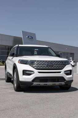 Muncie - 10 Temmuz 2023: Ford Explorer bir galeride sergileniyor. Ford Explorer 'ı tabanda, XLT, Limited, ST, King Ranch ve Platinum modellerinde sunar..