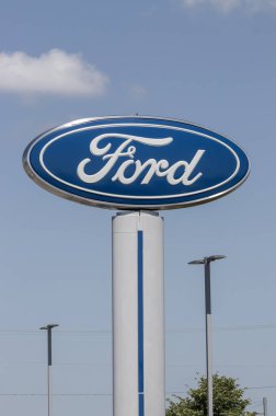 Muncie - 10 Temmuz 2023: Ford Motor Şirketi logosu. Ford, Mustang, Escape, Explorer ve en çok satan F-150 ve F-Serisi kamyonlarını üretir..