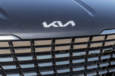 Muncie - 10 Temmuz 2023 Kia Karnavalı bir galeride sergileniyor. Kia karnavalı LX, EX, SX ve SX Prestige modellerinde sunar.