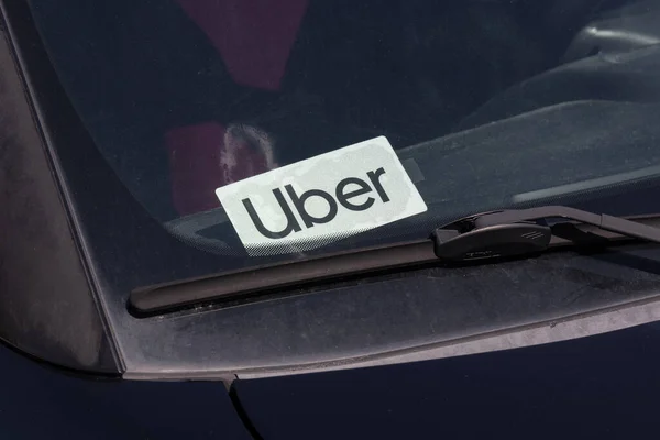 Muncie 2023年7月10日 Uber Car Relent Stackers LyftとUberは 交通用の多くのタクシーをスマートフォンアプリに置き換えました — ストック写真