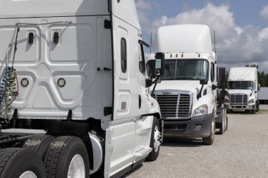 Indianapolis - 21 Temmuz 2023: Yük gemisi Semi Traktör Kamyonları satılığa çıktı. Freightliner 'ın sahibi Daimler..