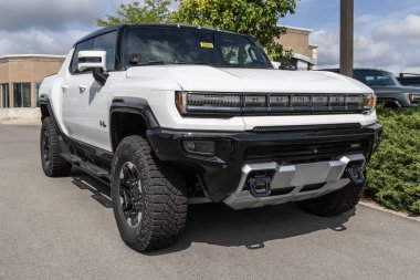 Indianapolis - 21 Temmuz 2023: GMC Hummer EV Elektrikli Araç Kamyonet Sergisi. GMC Hummer EV pikapını üç motor ve 1000 beygir gücünde sunuyor..