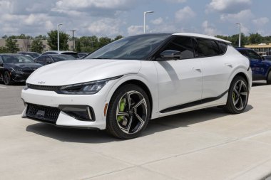 Indianapolis - 22 Temmuz 2023: Kia EV6 EV Electric Vehicle display at a dealer. Kia EV6 'yı Rüzgar, GT-Line ve GT modellerinde sunar..