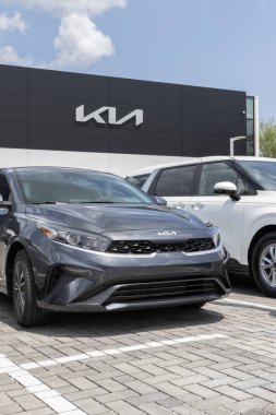 Indianapolis - 22 Temmuz 2023: Kia Forte sergisi bir galeride. Kia Forte 'yi LX, LXS, GT ve GT-Line modellerinde sunar.